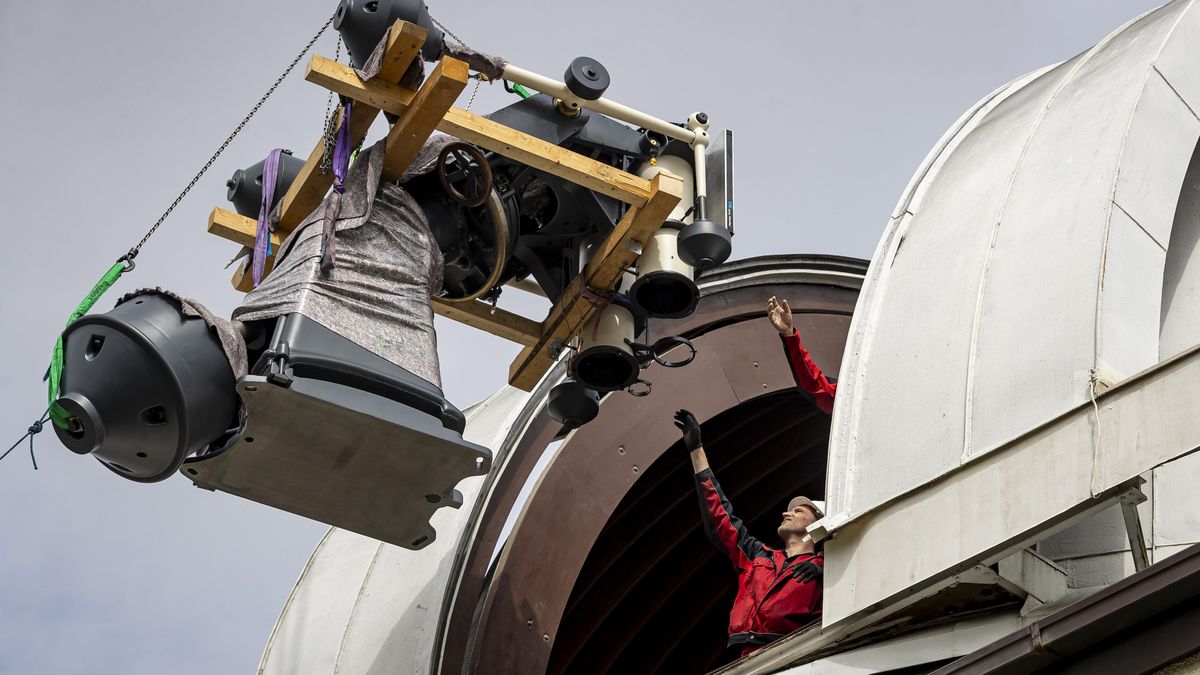 FOTO: Do pražské hvězdárny se vrátil skoro šestitunový dalekohled